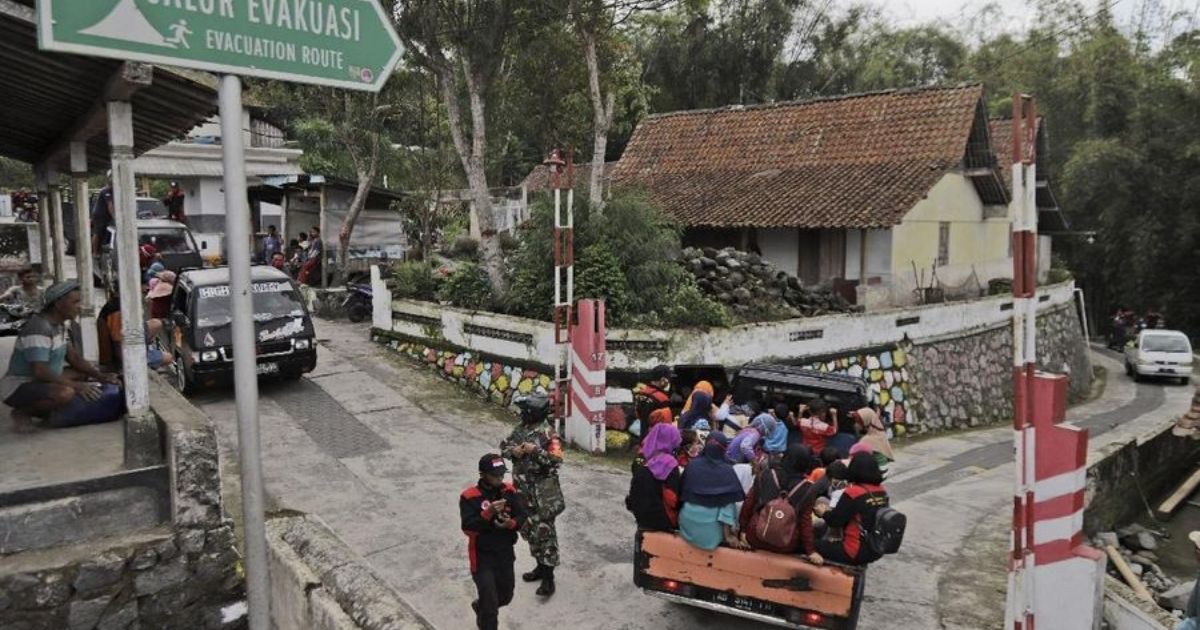 Gunung Api Aktif Meningkat, Ini Panduan Mitigasi Letusan Vulkanik yang Wajib Kamu Tahu 6 hipwee-evakuasi saat erupsi