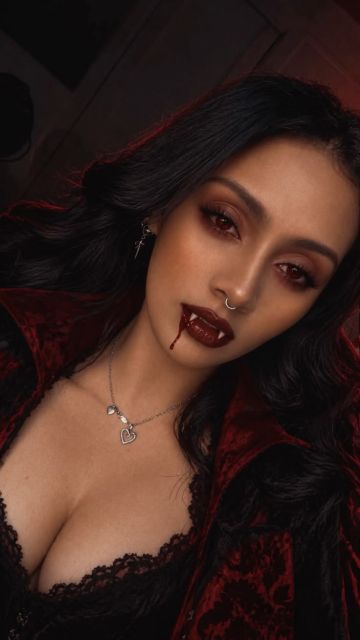 5 Inspirasi Makeup Halloween Kreatif dan Mudah Dikreasikan 6 gothic vampire glam