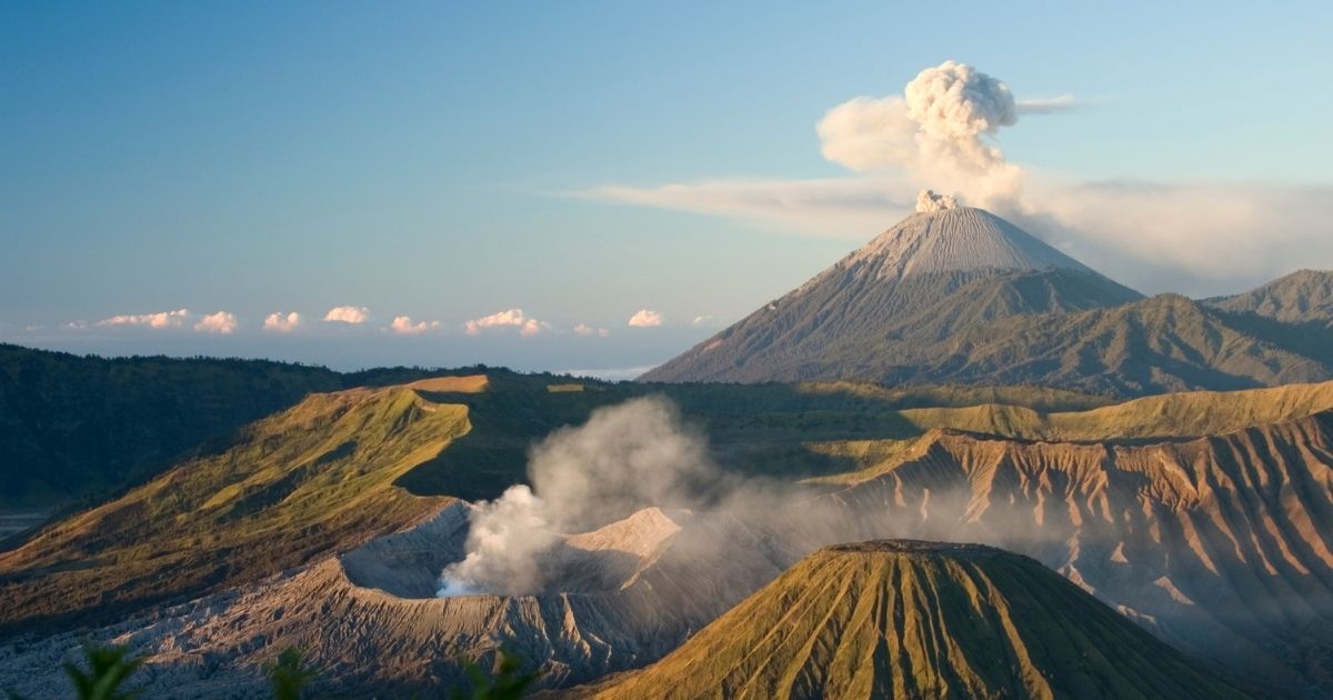 7 Gunung Erupsi Bersamaan di Indonesia, Ini Penjelasan PVMBG dan Status Terkini 8 hipwee-gunung semeru