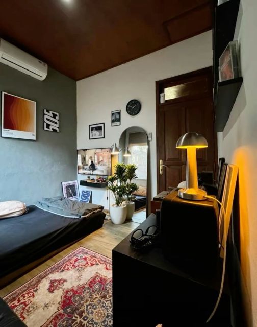 10 Inspirasi Interior Kamar Kost Minimalis yang Nyaman 17 kamar kos dengan cermin dekor