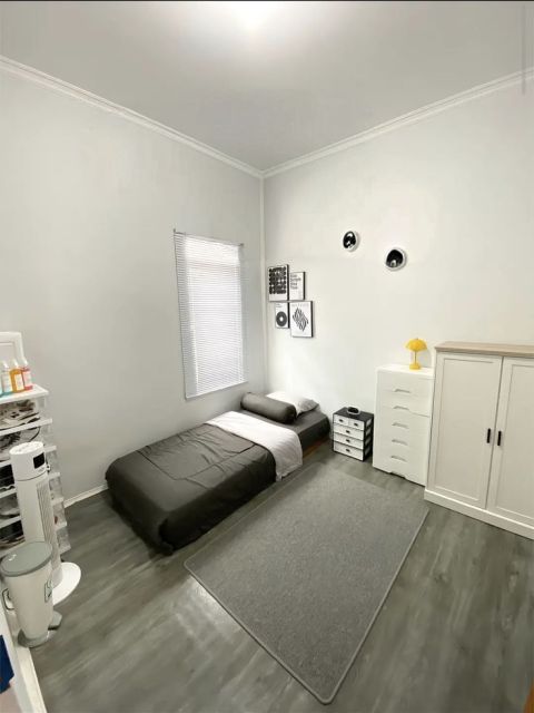 10 Inspirasi Interior Kamar Kost Minimalis yang Nyaman 20 konsep kos less is more