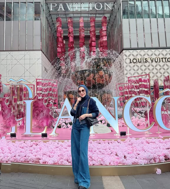 Pandai Mix & Match Baju, Intip 7 Gaya Fashion Erin Wartia Ini! 11