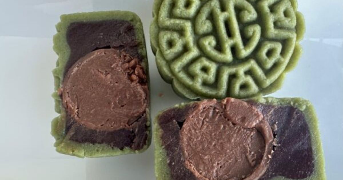 Bukan Cuma Lotus! Ini 8 Rekomendasi Mooncake Rasa Unik yang Cocok Buat Hampers 16 hipwee-mooncake Matcha & Earl Grey
