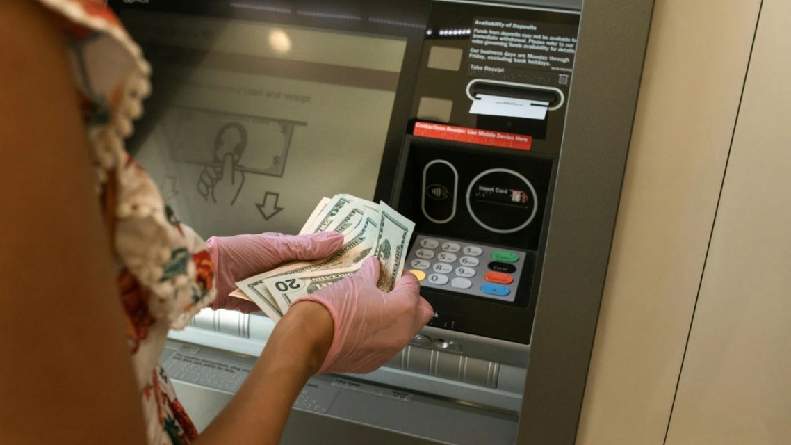 6 Kendala Transaksi Digital yang Ternyata Sudah Ada Solusinya 14 ambil uang di atm