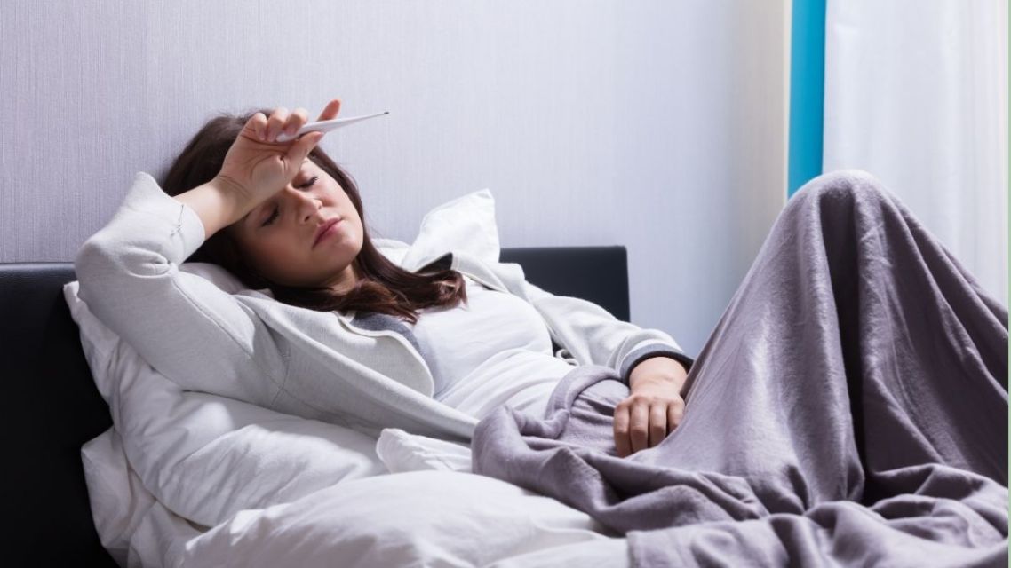 Merasa Lagi Kehilangan Spark? Ini 5 Tanda Kamu Butuh Istirahat, Bukan Cuma Motivasi 10 Seseorang demam dan beristirahat di tempat tidur