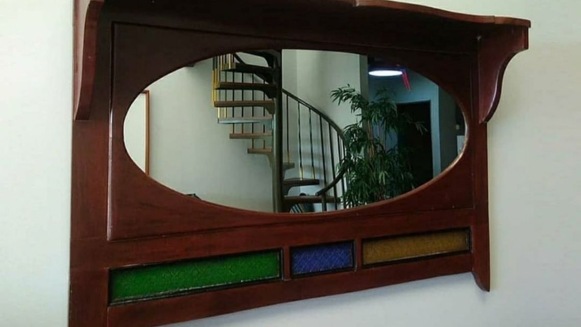 Meski Sederhana, 9 Detail Interior Jadul di Rumah Nenek Selalu Sukses Bikin Kangen 14 Cermin dinding oval klasik berbingkai kayu jati tebal dengan aksen kaca patri warna-warni