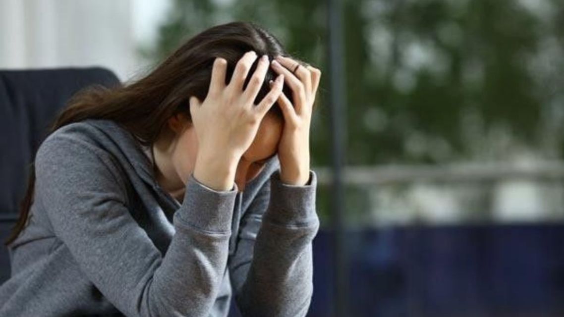 Merasa Lagi Kehilangan Spark? Ini 5 Tanda Kamu Butuh Istirahat, Bukan Cuma Motivasi 8 Seseorang memegang kepala karena emosi