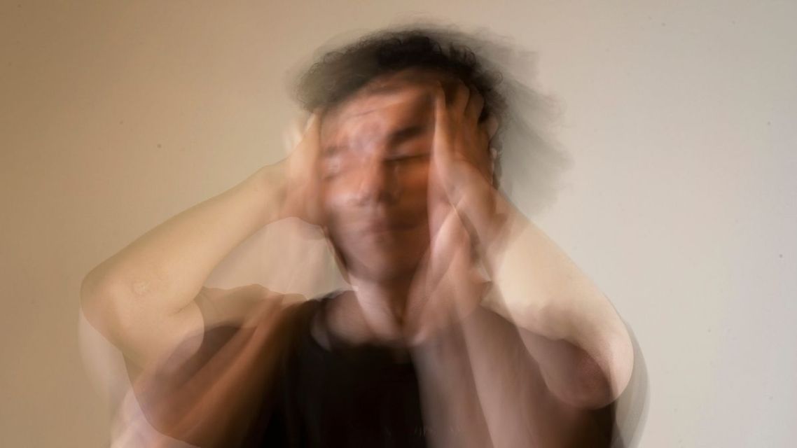 Merasa Lagi Kehilangan Spark? Ini 5 Tanda Kamu Butuh Istirahat, Bukan Cuma Motivasi 9 Seseorang pusing dan sulit fokus saat bekerja