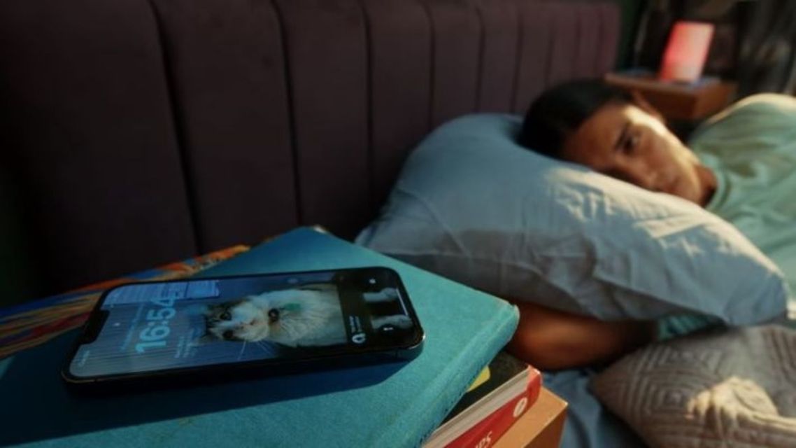 Merasa Lagi Kehilangan Spark? Ini 5 Tanda Kamu Butuh Istirahat, Bukan Cuma Motivasi 7 Seseorang menatap ponsel dengan bosan