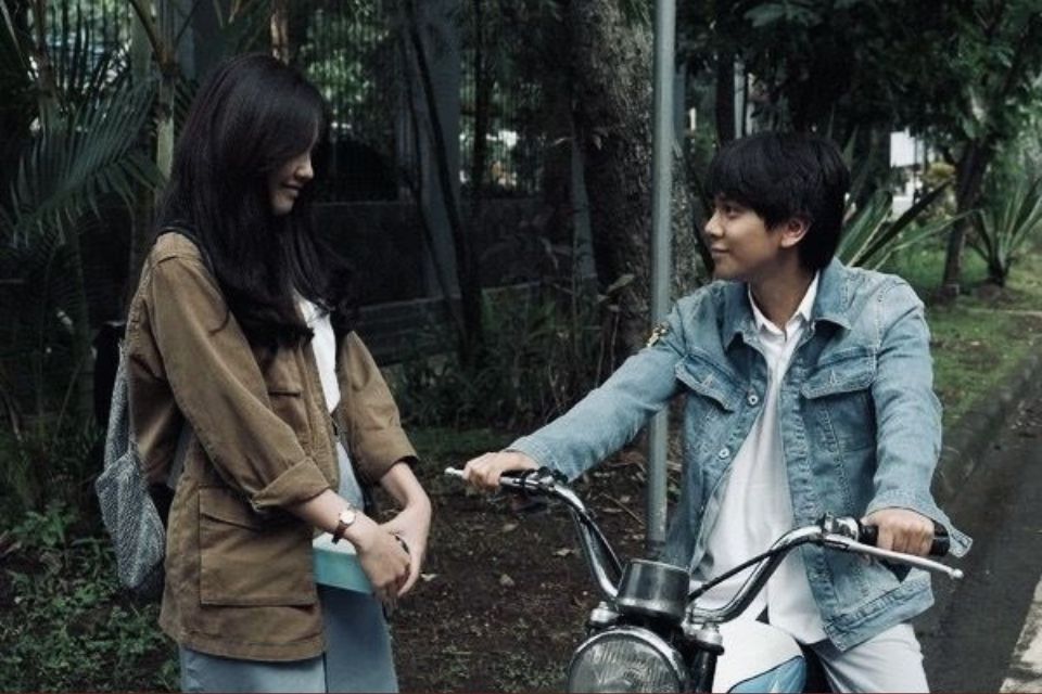 hipwee-Kalau bikin lagu cinta, puitisnya nggak kaleng-kaleng