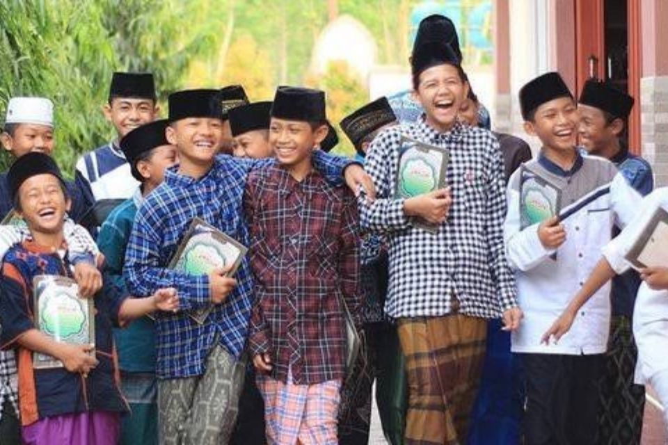 40 Ucapan Hari Santri Nasional 2026 untuk story WA, Penuh Doa sampai yang Kocak 6 Rombongan santri anak-anak tertawa ceria sambil membawa kitab