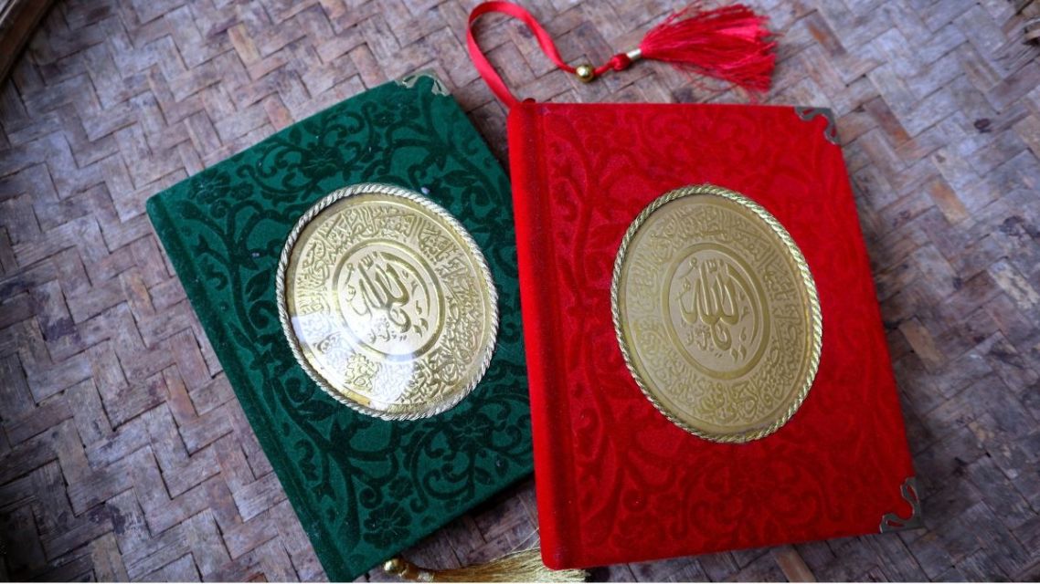 Panduan Bacaan Tahlil Lengkap Latin dan Artinya, Mudah Diamalkan Kapan Saja 3 Buku Yasin dan tahlil di atas sajadah