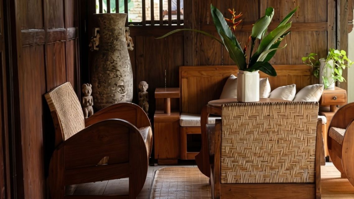 Meski Sederhana, 9 Detail Interior Jadul di Rumah Nenek Selalu Sukses Bikin Kangen 11 Set kursi sedan kayu dengan anyaman rotan antik di ruang tamu gaya vintage