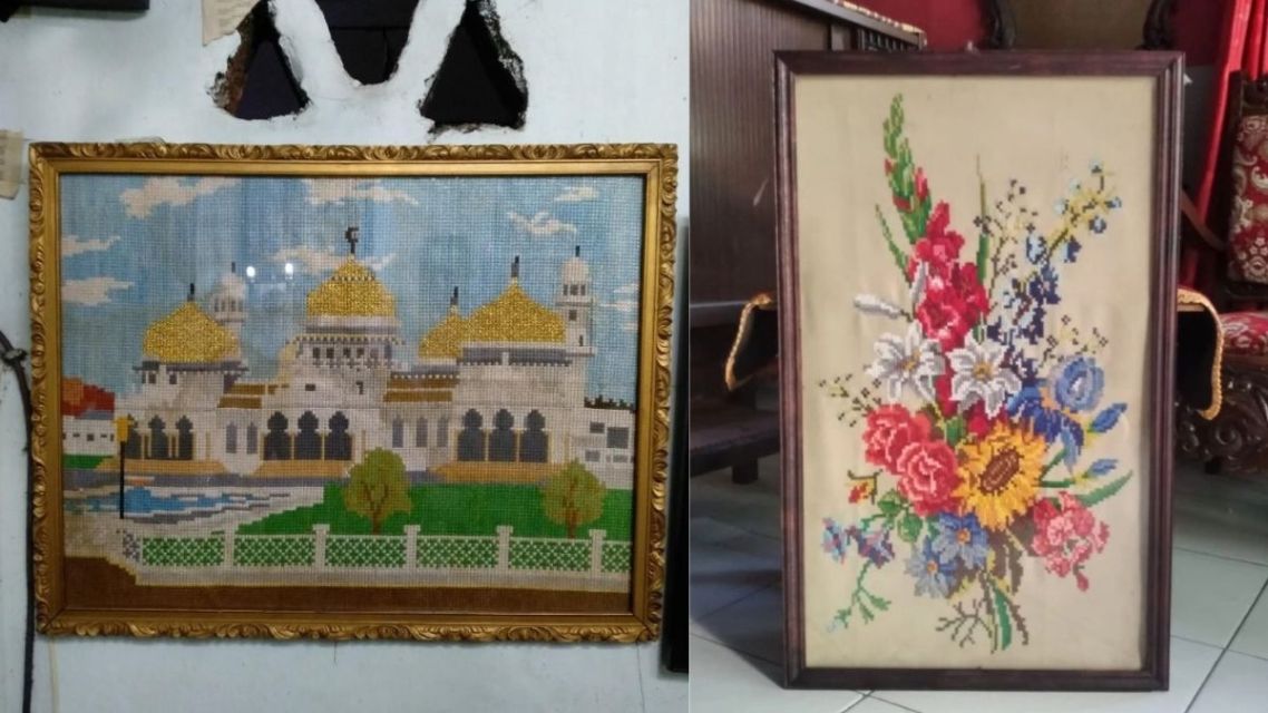 Meski Sederhana, 9 Detail Interior Jadul di Rumah Nenek Selalu Sukses Bikin Kangen 18 Pajangan dinding sulam kristik kerajinan tangan bermotif masjid dan bunga