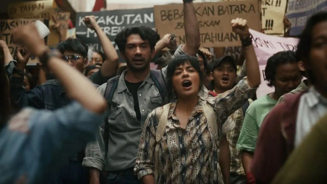 Tragedi Hilangnya Aktivis 1998, Film Laut Bercerita Bawa Perjuangan Biru Laut ke Layar Lebar Bulan Ini 6 Adegan film Laut Bercerita yang menampilkan Laut dan Anjani