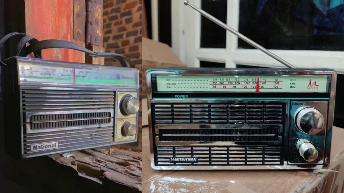 Meski Sederhana, 9 Detail Interior Jadul di Rumah Nenek Selalu Sukses Bikin Kangen 17 Radio transistor tua merek National dan Mitsuyama bentuk kotak bergelombang AM/FM