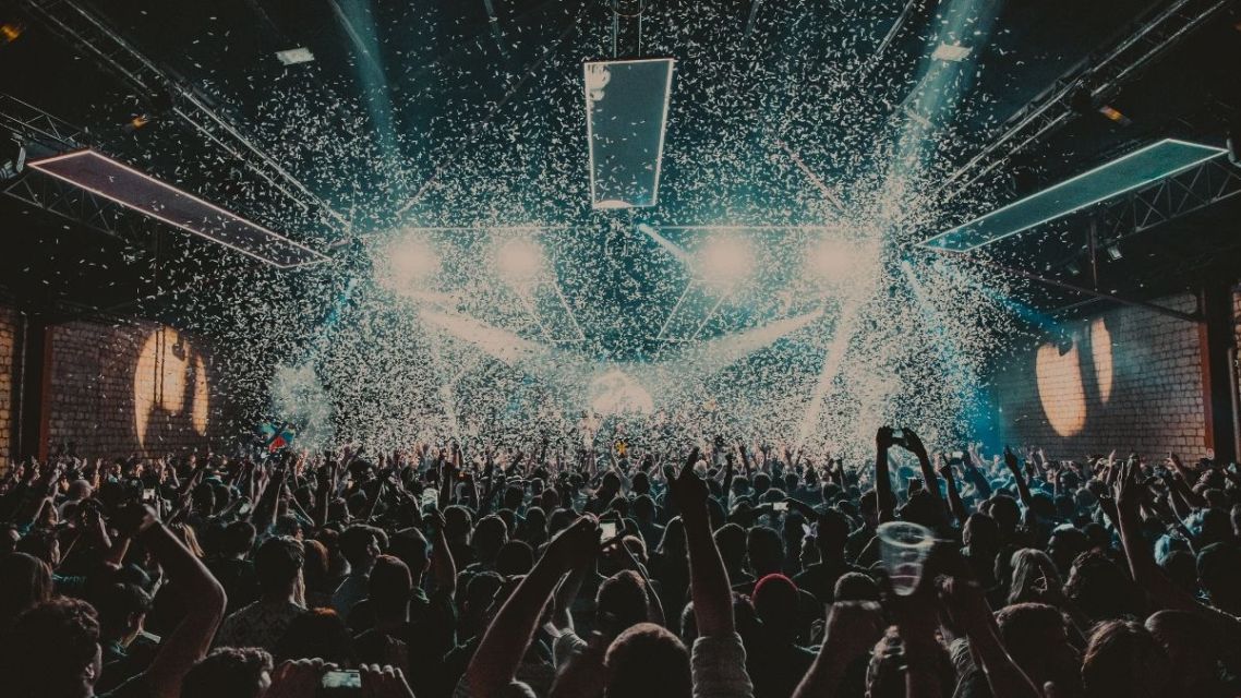 Realita Biaya Hidup Makin Berat, Benarkah Semua karena Gaya Hidup? 8 Penonton memadati area konser