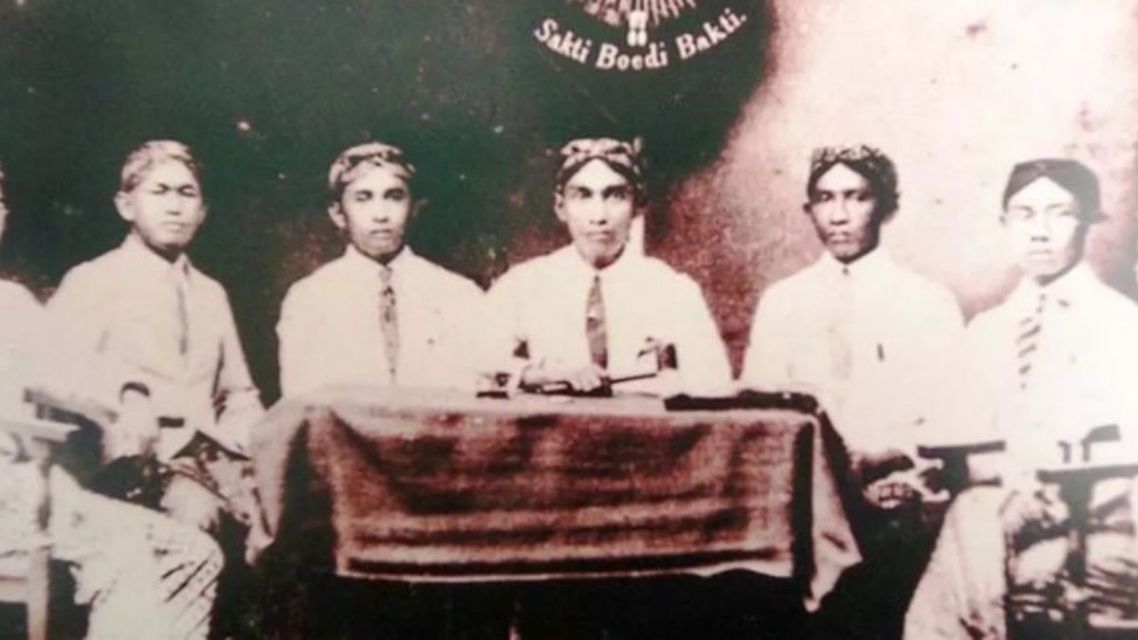 Pemuda 1928 dan Kita Sekarang Sama-Sama Memperjuangkan Masa Depan 5 Foto hitam putih para tokoh Kongres Pemuda II