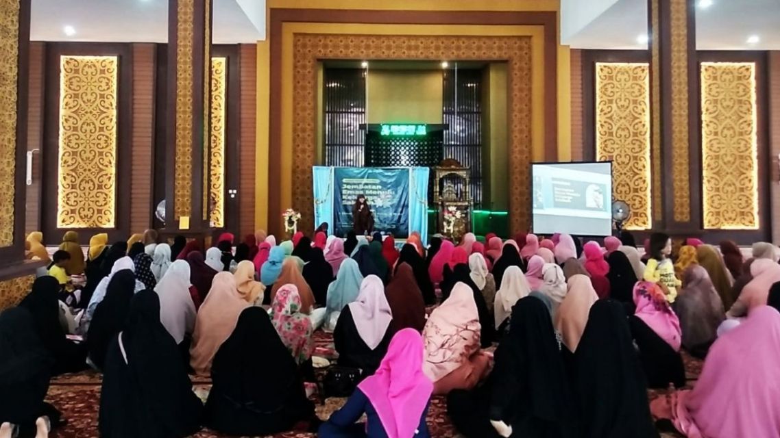 5 Susunan Acara Pengajian Rutin Ibu-Ibu Siap Pakai agar Kegiatan Runut dan Sukses! 7 Pengajian ibu-ibu di masjid sambil mendengarkan kultum