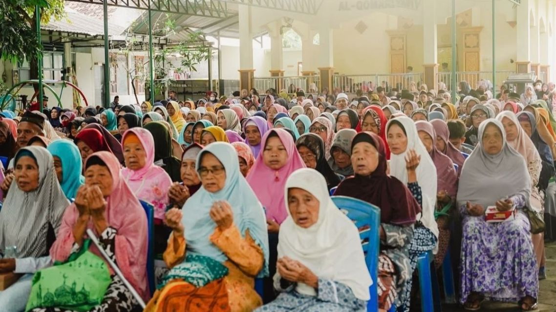 5 Susunan Acara Pengajian Rutin Ibu-Ibu Siap Pakai agar Kegiatan Runut dan Sukses! 6 Jemaah ibu-ibu duduk rapi dan berdoa bersama dalam pengajian rutin