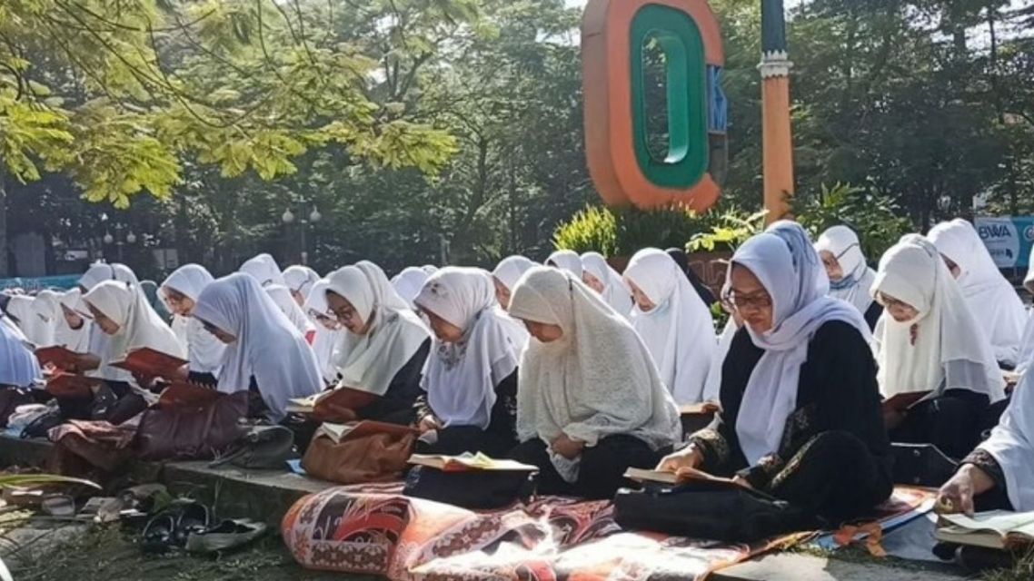 5 Susunan Acara Pengajian Rutin Ibu-Ibu Siap Pakai agar Kegiatan Runut dan Sukses! 9 Ibu-ibu jemaah pengajian membaca Al-Qur'an bersama