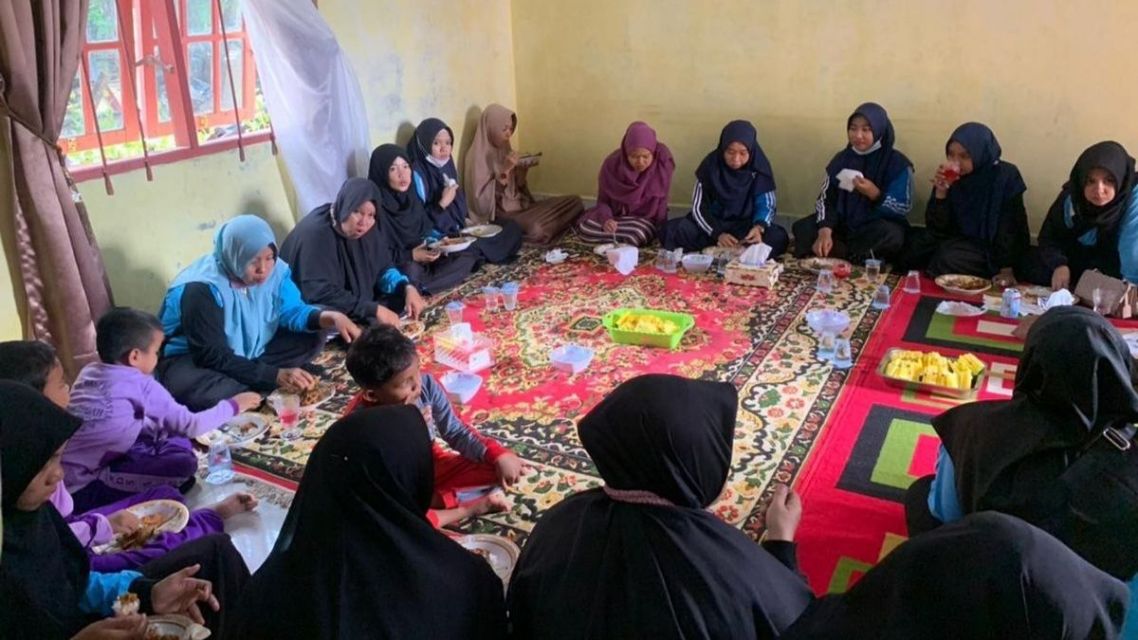 5 Susunan Acara Pengajian Rutin Ibu-Ibu Siap Pakai agar Kegiatan Runut dan Sukses! 8 Ibu-ibu pengajian menikmati hidangan saat sesi ramah tamah