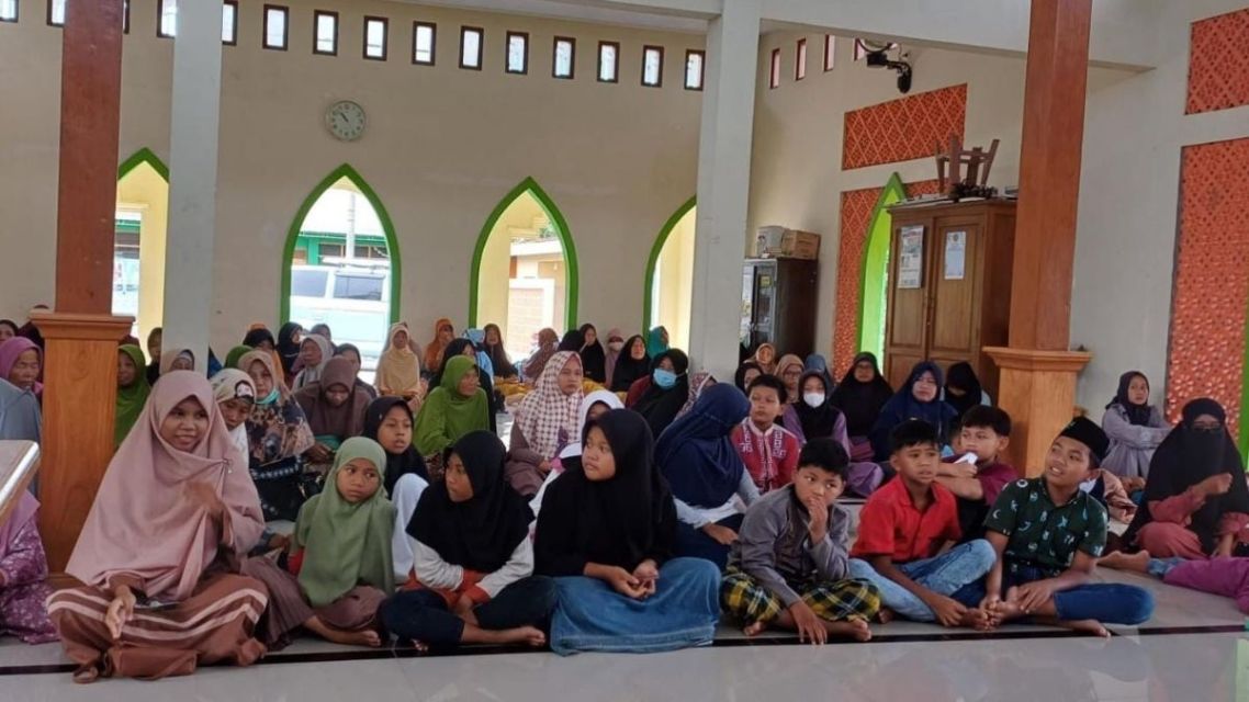 5 Susunan Acara Pengajian Rutin Ibu-Ibu Siap Pakai agar Kegiatan Runut dan Sukses! 10 Jemaah pengajian menyerahkan santunan kepada anak-anak yatim