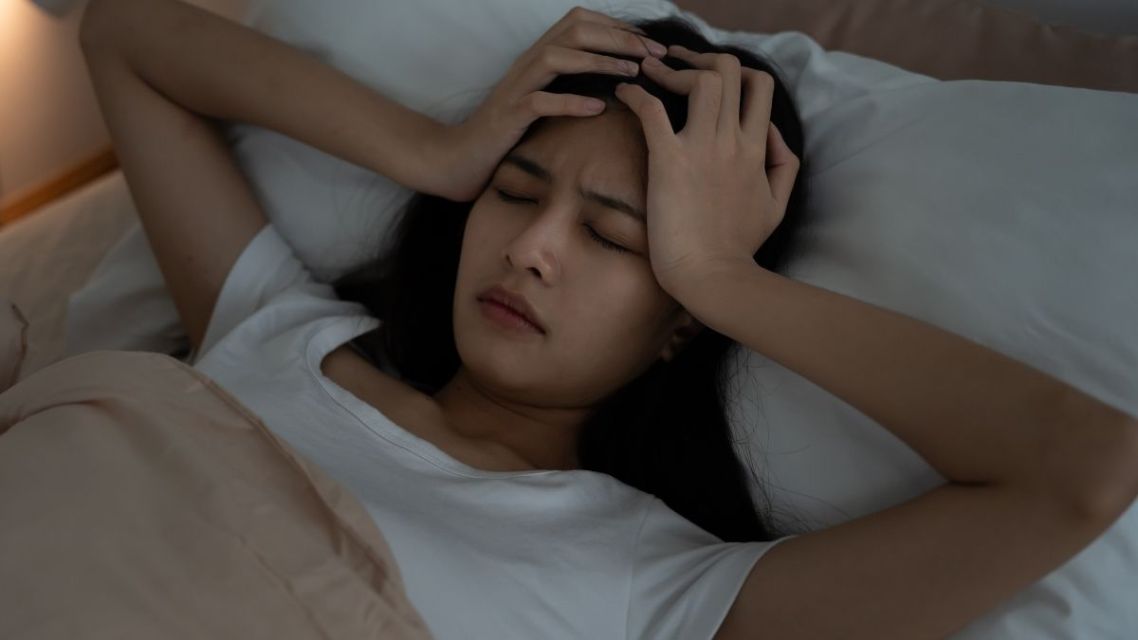 Merasa Lagi Kehilangan Spark? Ini 5 Tanda Kamu Butuh Istirahat, Bukan Cuma Motivasi 6 Seseorang terbangun dengan badan lelah setelah tidur