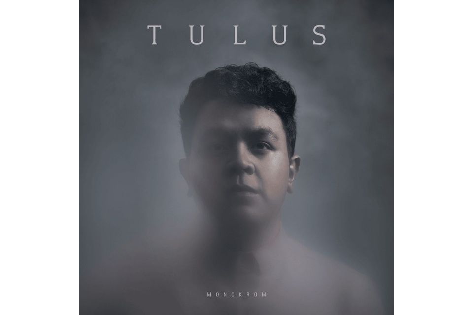 Relate Banget! 11 Lagu Untuk Acara Wisuda Terbaik Buat Momen Perpisahan 12 Cover album Monokrom karya Tulus