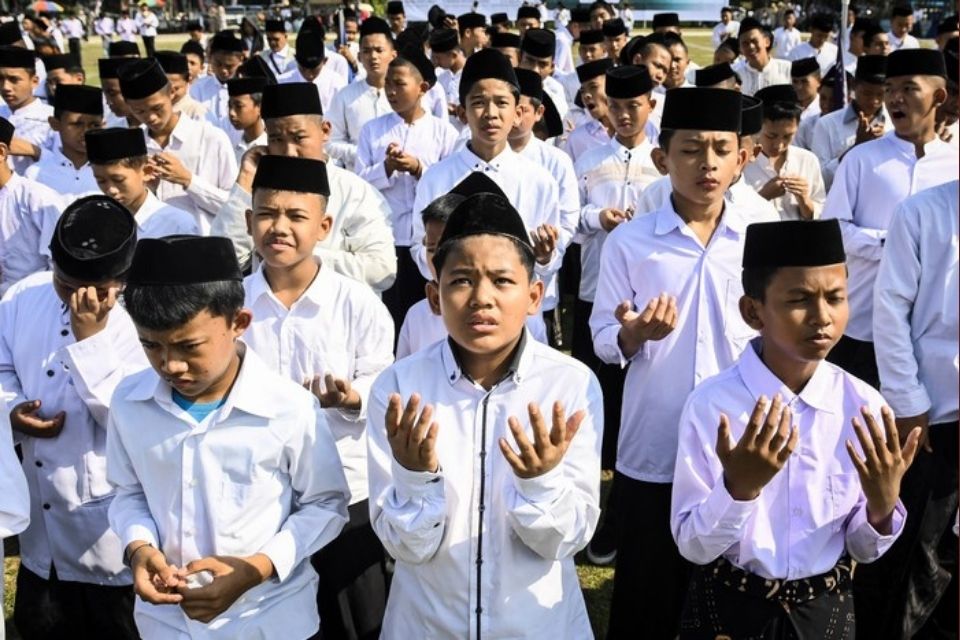 40 Ucapan Hari Santri Nasional 2026 untuk story WA, Penuh Doa sampai yang Kocak 5 Barisan santri putra berdoa bersama saat peringatan Hari Santri