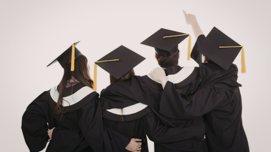 40 Ucapan Selamat Wisuda untuk Sahabat dan Pacar yang Paling Relate & Nggak Pasaran 6 Empat sahabat memakai toga saling merangkul saat wisuda