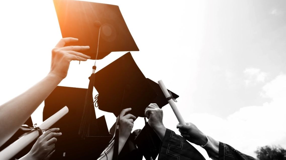 40 Ucapan Selamat Wisuda untuk Sahabat dan Pacar yang Paling Relate & Nggak Pasaran 5 Wisudawan memegang ijazah dan mengangkat topi toga