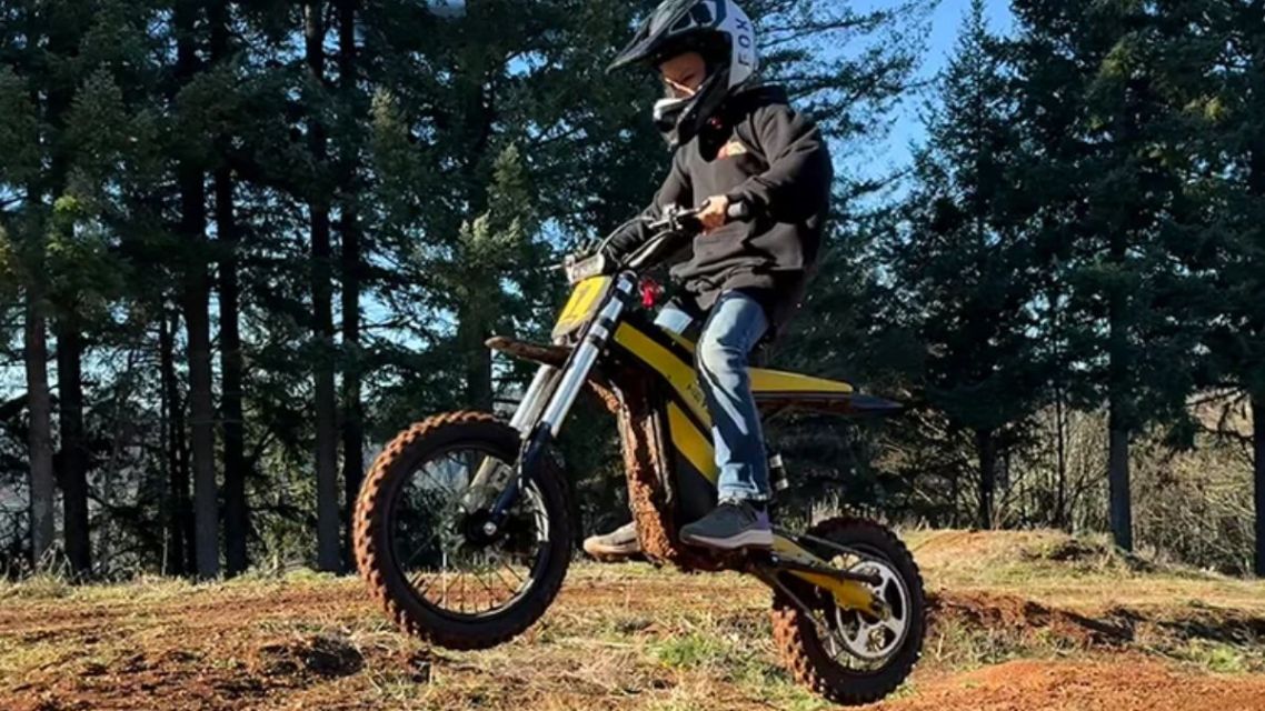 Electric Dirt Bike Safety Features for Safer Rides 7 Magnetic emergency cutoff switch on an electric dirt bike