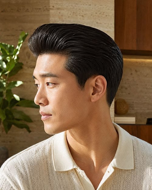 11 Model Rambut Pria untuk Wisuda yang Stylish, Rapi, dan Bikin Pangling! 14 Pria dengan model classic pompadour, volume rambut depan diangkat ke belakang