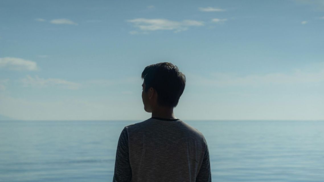Quarter Life Crisis, Bukan Soal Karier, tapi Capek Bersaing 9 Seseorang merenung tentang keinginan untuk menang