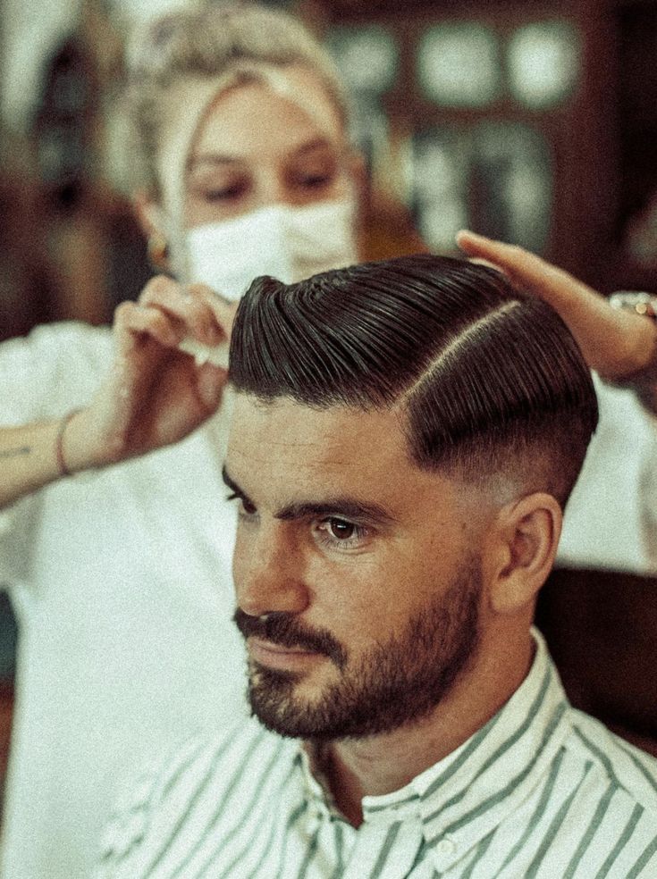 11 Model Rambut Pria untuk Wisuda yang Stylish, Rapi, dan Bikin Pangling! 13 Model Rambut Pria untuk Wisuda (1)