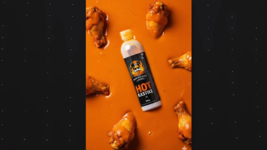 6 Cara Edit Foto Dengan Nano Banana Pro Agar Hasilnya Akurat 10 Hasil edit Nano Banana Pro berupa foto produk dengan latar saus oranye dan potongan ayam