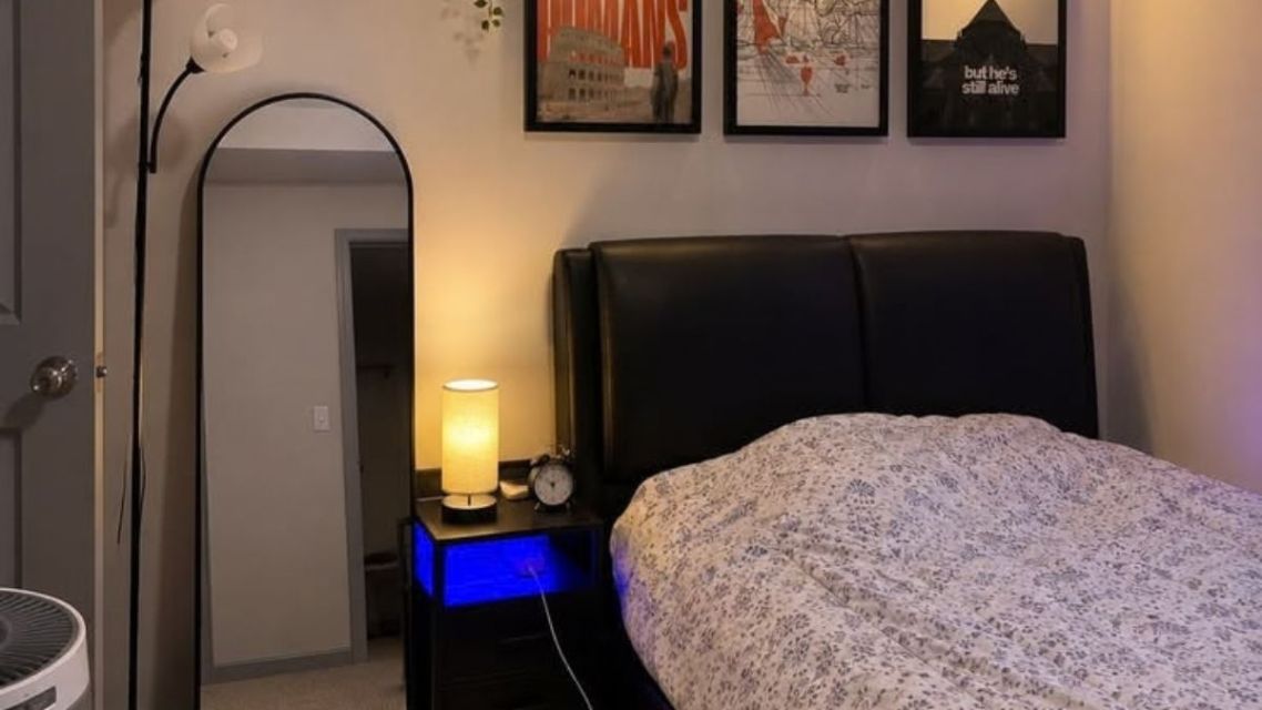 9 Tips Make Over Kamar Kost 3x3 Low Budget di Bawah 1 Juta 14 lampu nighstand kamar