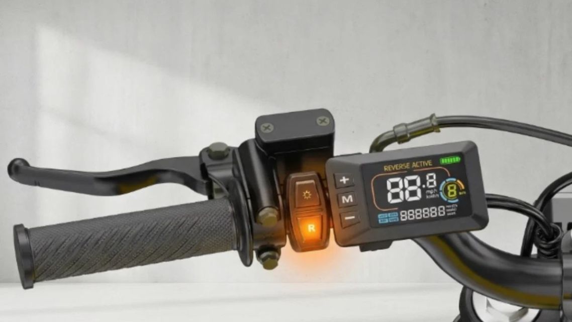 Electric Dirt Bike Safety Features for Safer Rides 6 Electric dirt bike throttle and display used for start protection