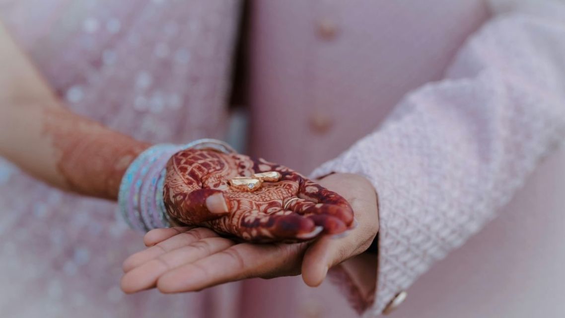 5 Ide Susunan Acara Lamaran Sederhana di Rumah Anti Repot 8 Calon pengantin berfoto bersama keluarga setelah acara lamaran