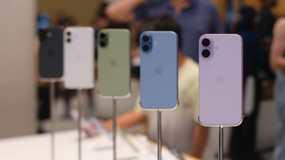 9 HP Terbaru Oktober 2026 dan Harganya, dari Galaxy A18 sampai iPhone 18 Pro 22 Orang memilih HP baru di toko