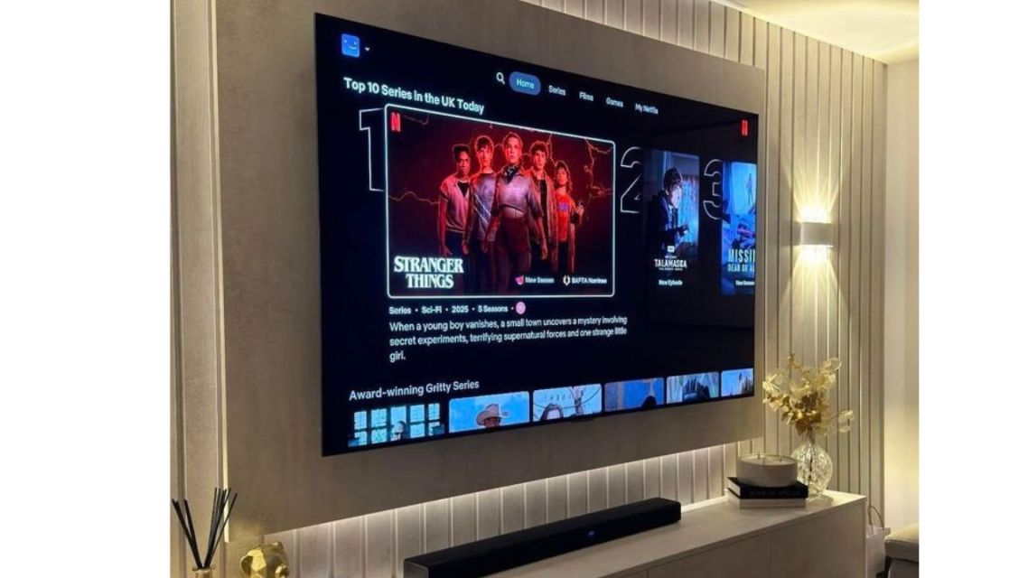 Baru Pindah? 12 Barang yang Nggak Perlu Dibeli Saat Ngontrak, Tunda Dulu Aja! 24 TV berukuran besar di ruang tamu kontrakan