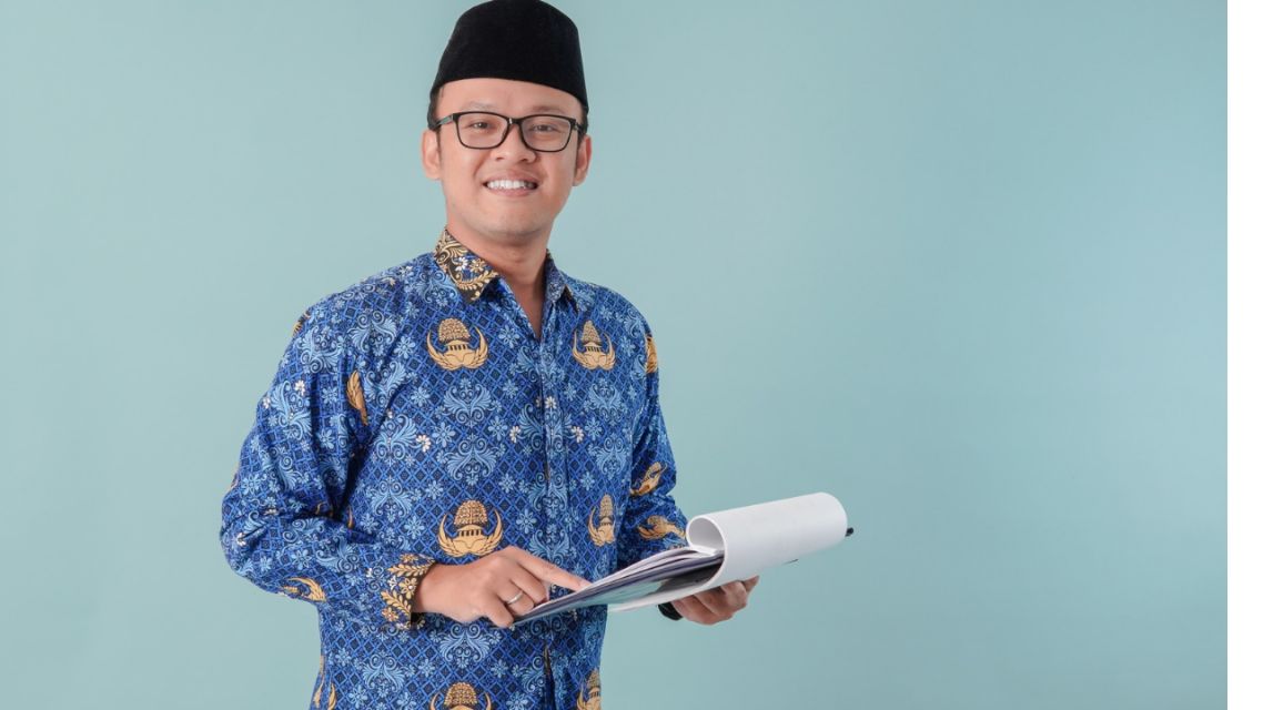 7 Sambutan Pembina Upacara untuk Hari Sumpah Pemuda dari Berkesan sampai Penuh Makna yang Bisa Dipilih! 21 Pembina upacara sekolah berdiri di podium