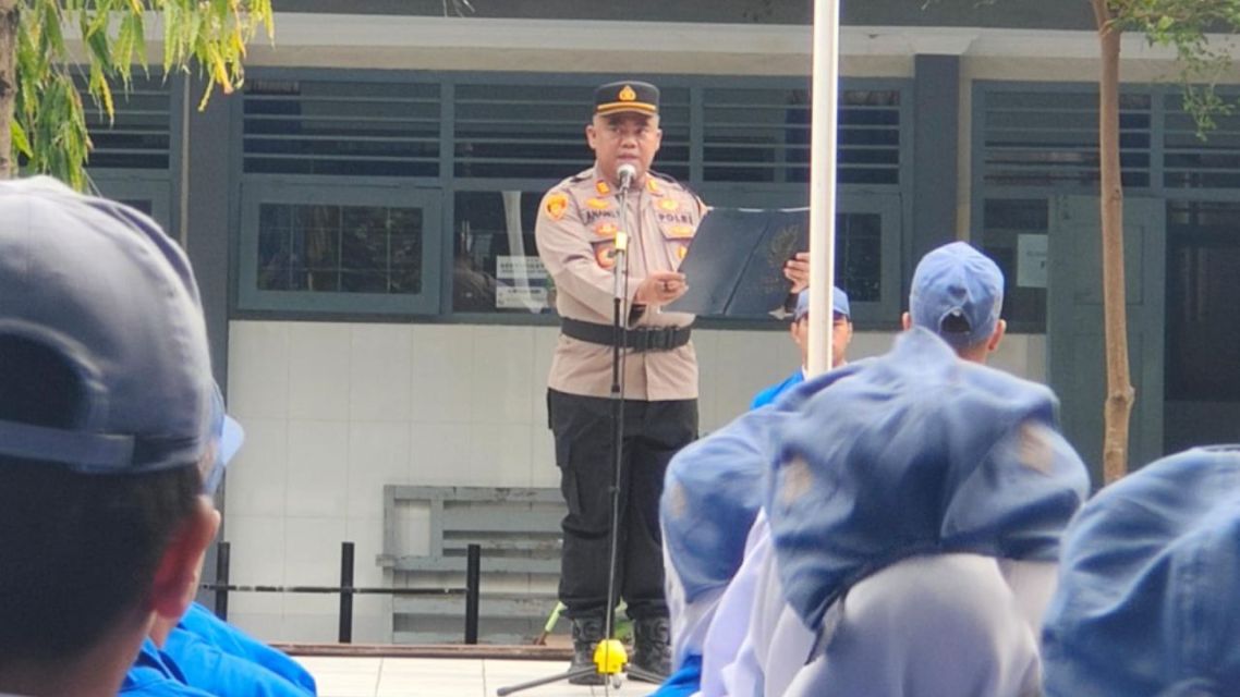7 Sambutan Pembina Upacara untuk Hari Sumpah Pemuda dari Berkesan sampai Penuh Makna yang Bisa Dipilih! 17 Pembina upacara memimpin upacara di SMAN 11 Yogyakarta