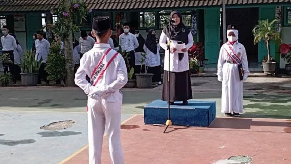 7 Sambutan Pembina Upacara untuk Hari Sumpah Pemuda dari Berkesan sampai Penuh Makna yang Bisa Dipilih! 16 Pembina upacara menyampaikan sambutan di depan siswa