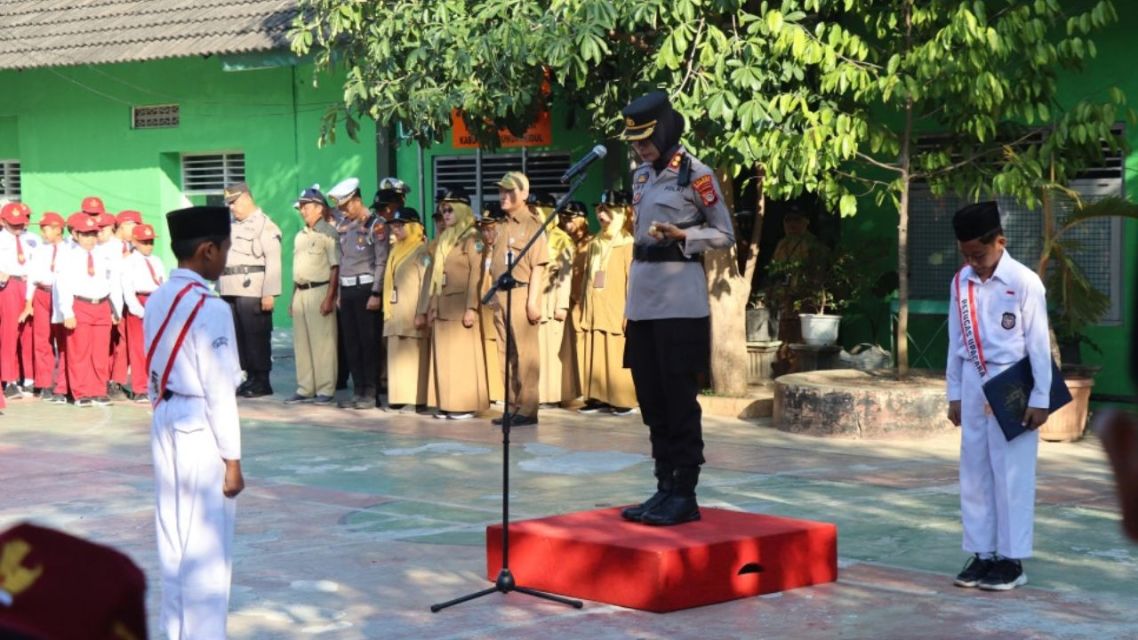 7 Sambutan Pembina Upacara untuk Hari Sumpah Pemuda dari Berkesan sampai Penuh Makna yang Bisa Dipilih! 20 Pembina upacara di depan barisan siswa sekolah dasar