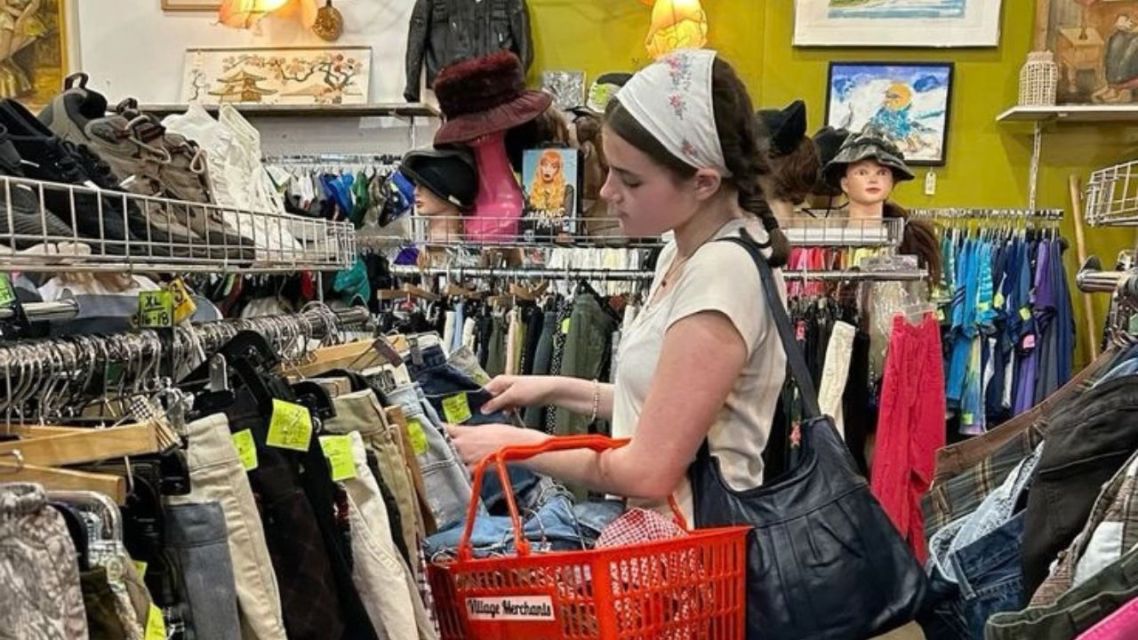 Dulu Malu, Sekarang Bangga: Kenapa Thrifting Masih Jadi Pilihan Anak Muda di 2026? 12 thfiting 2026