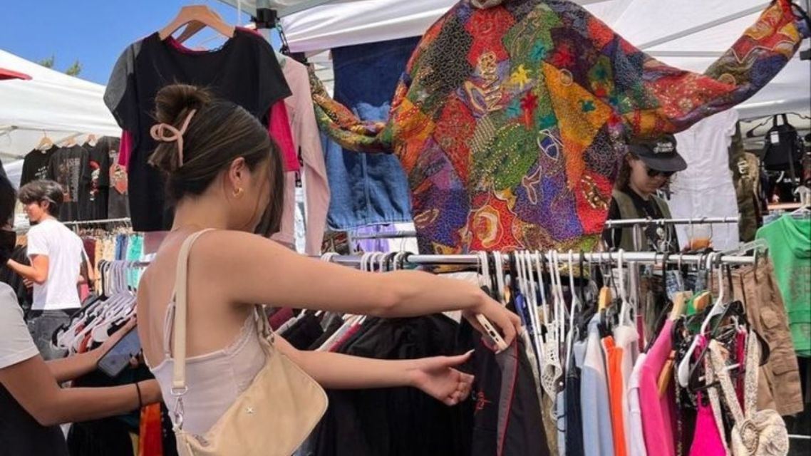 Dulu Malu, Sekarang Bangga: Kenapa Thrifting Masih Jadi Pilihan Anak Muda di 2026? 11 thrifting 2026