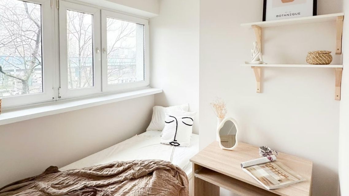 Cara Menata Kamar Kos Sempit Biar Lega: 9 Trik Layout dan Penyimpanan yang Bisa Kamu Coba Hari Ini 17 Kamar kos dengan dinding dan sprei berwarna putih terang