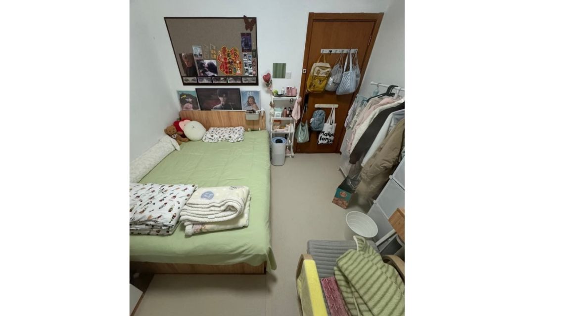 Cara Menata Kamar Kos Sempit Biar Lega: 9 Trik Layout dan Penyimpanan yang Bisa Kamu Coba Hari Ini 11 Kamar kos sempit yang penuh barang berserakan